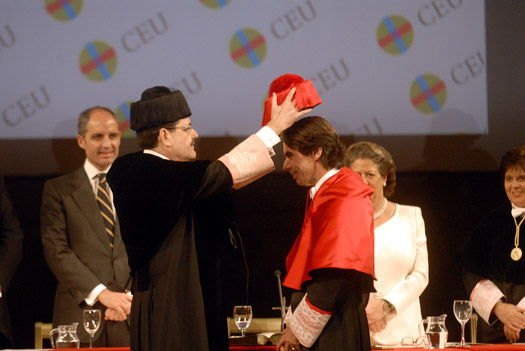 El rector José Alberto Parejo, imponiendo el birrete al nuevo Doctor Honoris Causa.