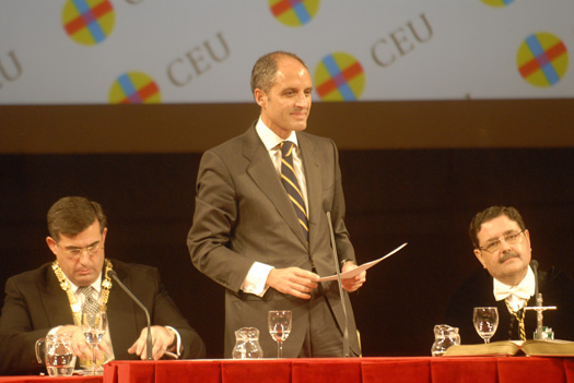 Camps presidió el acto de investidura de José María Aznar como Doctor Honoris Causa.