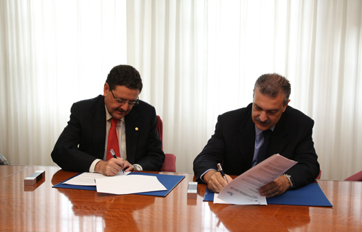 El rector de la Universidad CEU Cardenal Herrera, José Alberto Parejo Gámir, y el presidente de RIIA, Rodolfo Barrera, durante la firma del convenio.