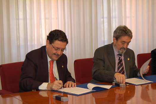 El rector de la CEU-UCH, José Alberto Parejo, y el alcalde de Bétera, José Manuel Alcoy, durante la firma del convenio de colaboración.