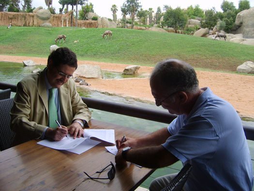El rector de la CEU-UCH, José Alberto Parejo, y el  consejero delegado de Rain Forest, durante la firma del convenio de colaboración, en las instalaciones de Bioparc Valencia.