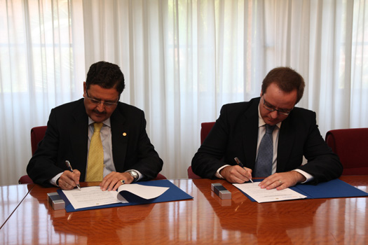 El rector de la Universidad CEU Cardenal Herrera, José Alberto Parejo, y el gerente del CECAV, Pablo Catalá, durante la firma del convenio de colaboración.