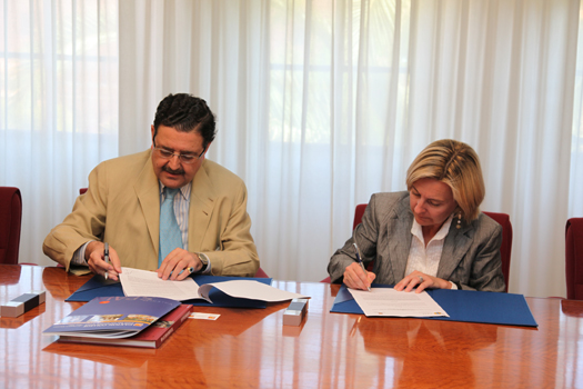 El rector de la CEU-UCH, José Alberto Parejo, y la directora del Caxton College, Amparo Gil, durante la firma del convenio de colaboración.