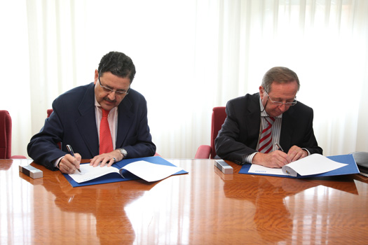 El rector de la CEU-UCH, José Alberto Parejo, y el presidente de la Fundación COSO, José Luis Boronat, durante la firma del convenio de colaboración.