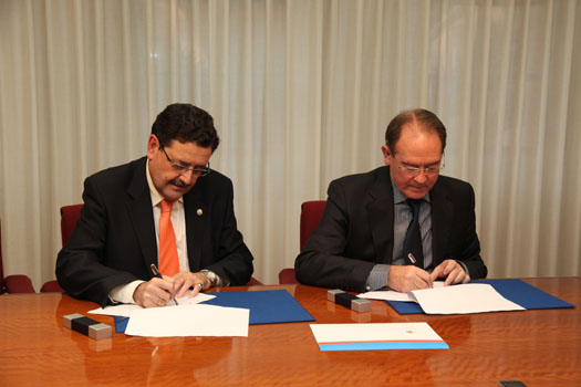 El rector de la Universidad CEU Cardenal Herrera, José Alberto Parejo, y el presidente de la Agrupación Empresarial de Moncada, Camilo Falcón, en la firma de convenio.