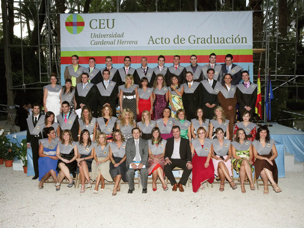 Los estudiantes de la III Promoción de Periodismo en Elche, tras su graduación.