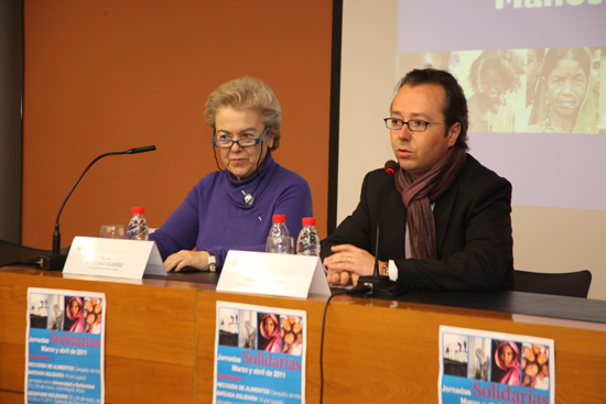 La vicepresidenta de Manos Unidas, Soledad Suárez, y el profesor de la Cardenal Herrera Paco Suay, en la Jornada Universidad y Solidaridad.
