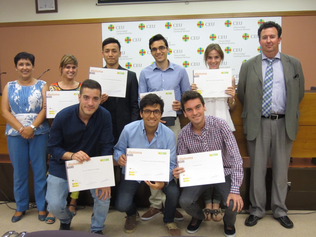Alumnos del curso de Iniciativa Emprendedora de la edición de Valencia recogen su diploma
