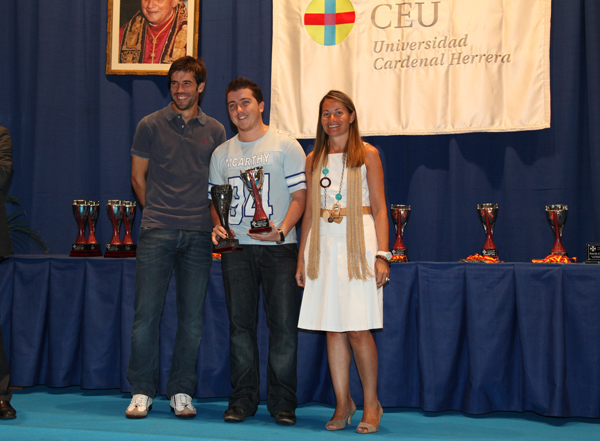 David Albelda, junto al capitán del equipo de 3º de Periodismo, finalista de la competición de fútbol 7, y la vicerrectora de Alumnos del CEU-UCH, Pilar Paricio.