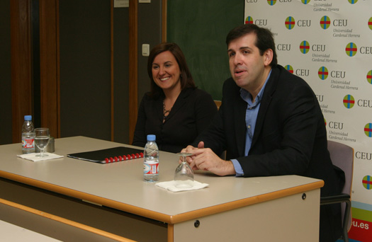 La alcaldesa de Torrent, María José Catalá, junto al profesor Chimo Marco, durante el coloquio.