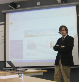 El profesor Álvaro Antón, durante las sesiones del seminario que ha impartido en la Universidad de Surrey.