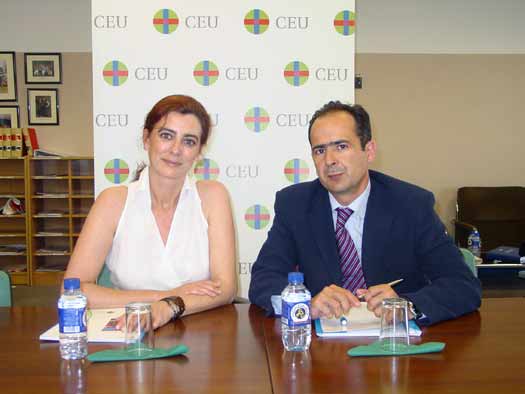 La escritora Ángeles Caso y el vicerrector de Elche, Higinio Marín, en la clausura de Las Lecturas del CEU.
