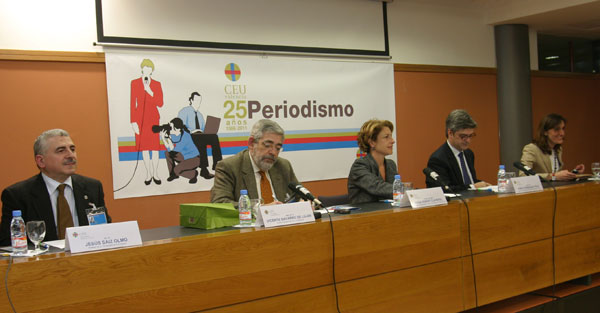 Mesa presidencial del aniversario de Periodismo.