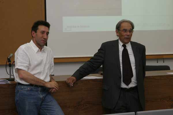 El arquitecto Antonio Escario, junto a Vicente Blasco, profesor de la asignatura Construcción III.