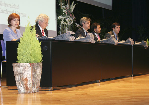Anunciación Ramírez, Justino Sinova, Pablo González-Pola, Elías Durán y Joaquín Marco, en la presidencia del acto académico.