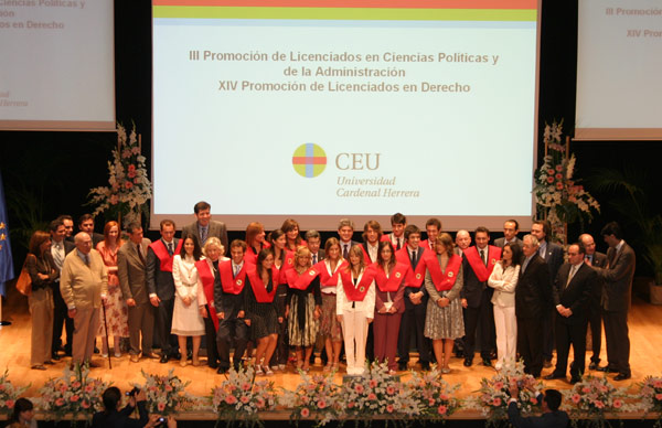 La promoción de Derecho, junto con su padrino, Juan Luis de la Rúa, presidente del TSJCV.