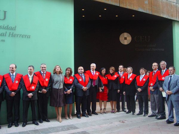 Los estudiantes de Derecho, tras recibir sus becas de licenciatura en la sede de la Universidad CEU Cardenal Herrera en Elche.