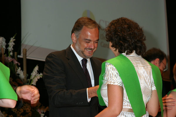 El conseller González Pons, imponiendo la beca a una alumna de la séptima promoción de Veterinaria de la CEU-UCH.