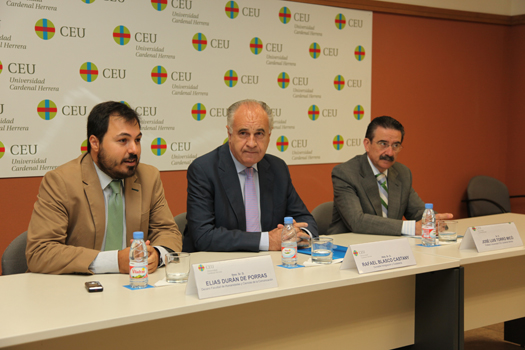 El decano, Elías Durán, el conseller Blasco y el profesor Torró, durante la conferencia.