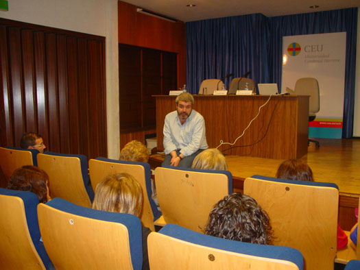 Lorenzo Caprile durante su intervención en la CEU-UCH en Elche.