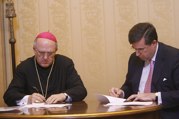 Monseñor Carlos Osoro y el presidente, Alfredo Dagnino, durante la firma del acuerdo.