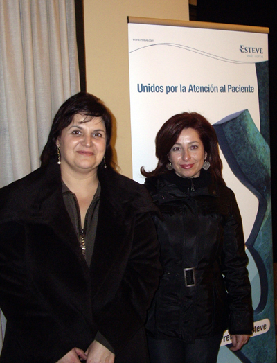 Ana María Vilaplana, del Colegio de Farmacéuticos de Castellón, y Lucrecia Moreno, de la CEU-UCH, en el acto de entrega de los premios.