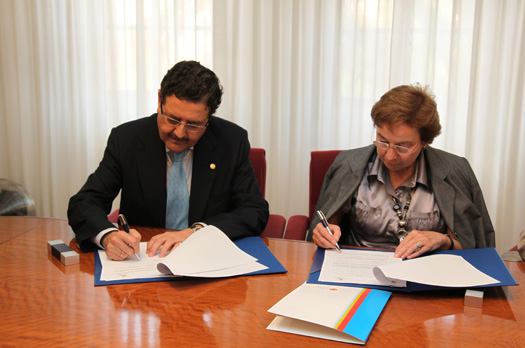 El rector de la Cardenal Herrera, José Alberto Parejo, y la presidenta de la Asociación de Mujeres Periodistas del Mediterráneo, Marosa Montañés, durante la firma del convenio.