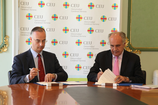 El rector de la CEU-UCH y el conseller Blasco durante la firma del convenio de colaboración.