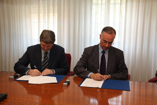 El rector de la CEU-UCH y el presidente de CEEI Valencia durante la firma del convenio de colaboración.