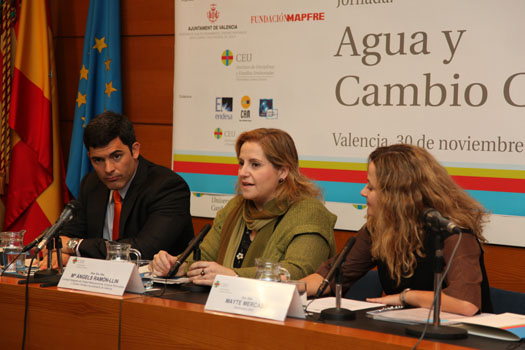 La concejala MªÀngels Ramón-Llin, la subdirectora del IDEA, Maite Mercado, y el representante de Mapfre, Fernando Camarero, en la inauguración de la Jornada. 