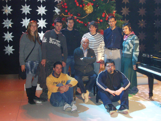 El equipo de Camera, con el director y realizador Fernando Navarrete, sentado en el centro, junto al árbol de navidad del programa, en el estudio de grabación de Canal 9.