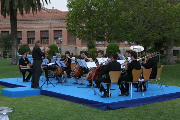 La Camerata, dirigida por Manuel Palau, durante el concierto en los jardines del Seminario.