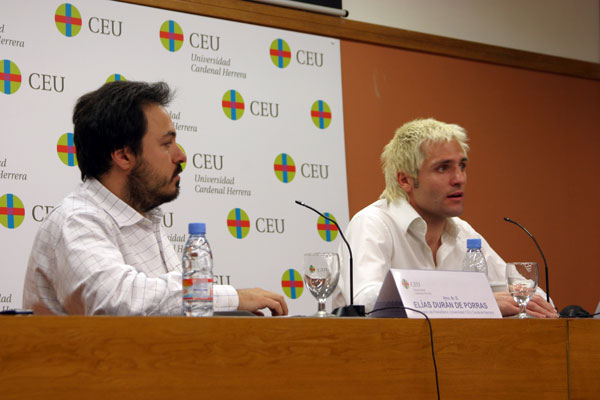 El vicedecano de Periodismo, Ellías Durán, junto a Santiago Cañizares durante el coloquio con los estudiantes.