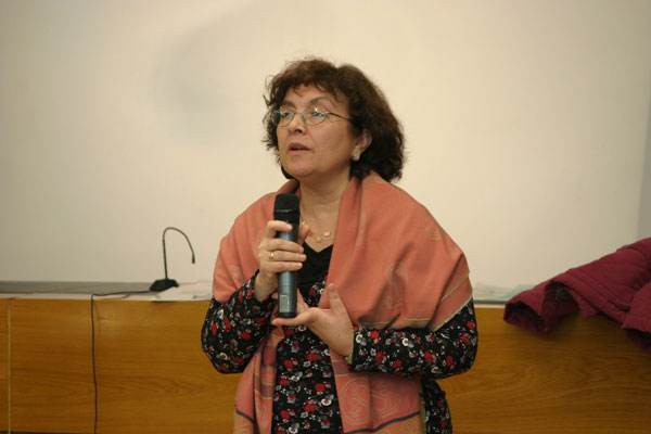 La ponente de Cáritas durante su intervención en el curso organizado por la Cátedra de la Solidaridad.