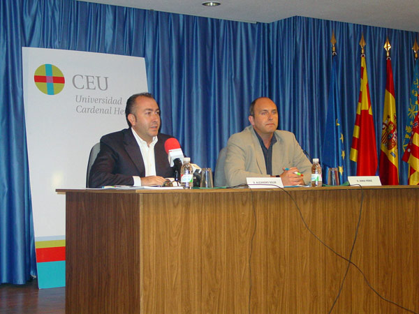 Alenjandro Soler, candidato del PSPV-PSOE, y Jordi Pérez, durante el ciclo "Elche hacia el 2010".