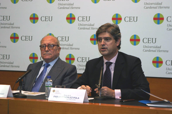 El historiador Carlos Seco, junto al vicerrector de Relaciones Institucionales, Pablo González-Pola, en la inauguración del ciclo.