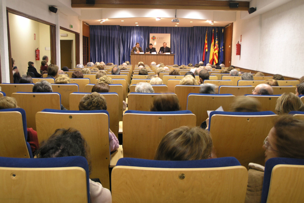 La primera conferencia, a cargo de Mons. Ramón Sáez, se ha celebrado en el Salón de Actos de la CEU-UCH en Elche.