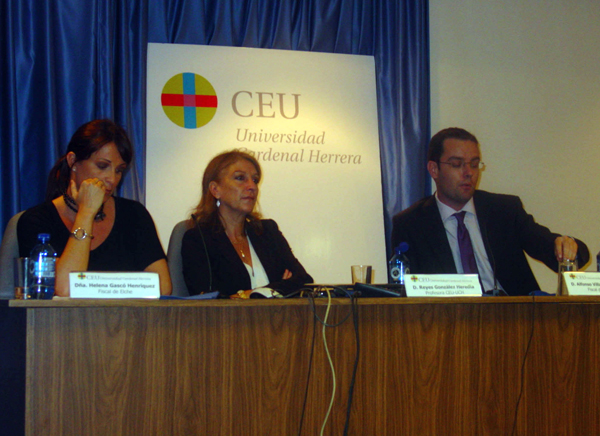 En el centro, la profesora Reyes González, junto a los fiscales de Elche Elena Gascó y Alfonso Villalonga.