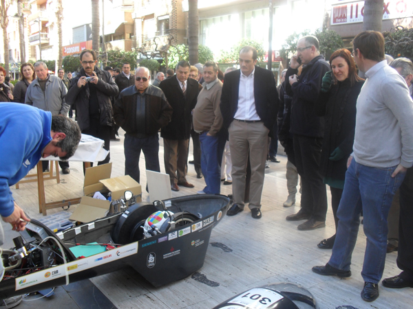 A la derecha, la alcaldesa de Torrent, junto al profesor de la ESET, Alberto Giménez, durante la exhibición de coches ecológicos.