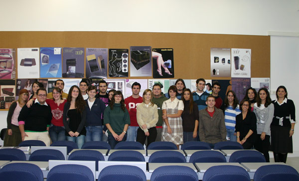 Los alumnos participantes en el concurso, con la profesora Cristina Ventura, tras la entrega de los premios.