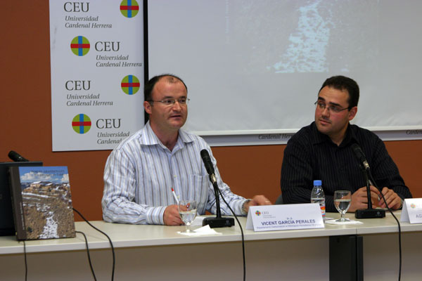 El profesor Vicent García y Agustí Hernández, durante la conferencia.