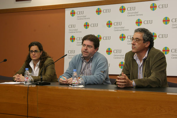 Elisa Alonso, Juan Nave y Gonzalo Rubio, en la conferencia celebrada en el Aula Magna de la Facultad de Ciencias Sociales y Jurídicas.