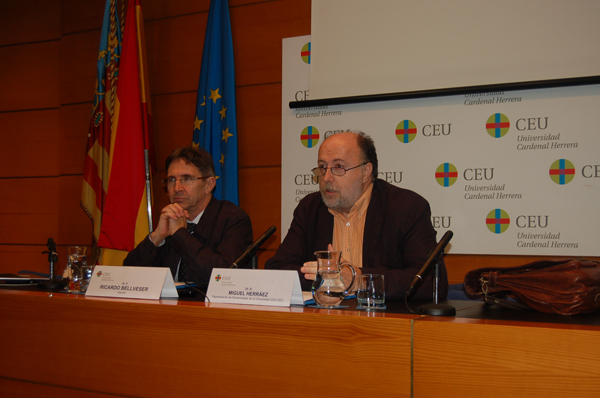 Ricardo Bellveser y Miguel Herráez, durante la conferencia celebrada en el Palacio de Colomina.