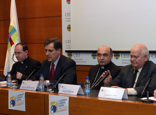 De izquierda a derecha, Fernando Rodríguez Garrapucho, Federico Martínez Roda, Monseñor Benavent y Vicente Sastre, responsable de Ecumenismo en Valencia.
