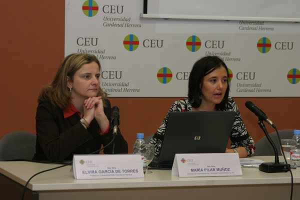 Elvira García de Torres y María Pilar Muñoz, durante la conferencia.