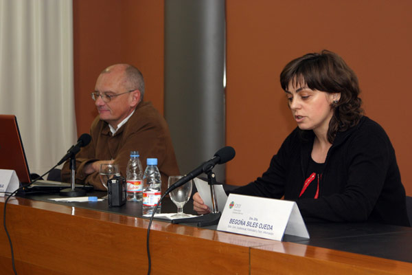 González Requena, junto a la profesora Begoña Siles, en la presentación de la conferencia.