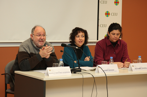 Los profesores Manuel Martínez Sospedra y Ruth Abril, junto a Carmen Quesada, en el centro, durante su conferencia.
