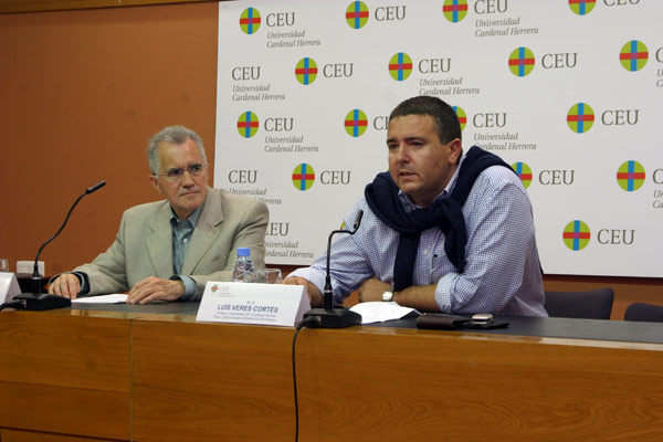 El catedrático López García y el profesor Luis Veres, organizador del ciclo.