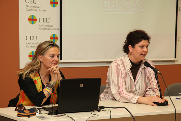 Pilar Mateo, junto a la profesora Ruth Abril, en la conferencia organizada para los estudiantes de la asignatura de cooperación internacional.