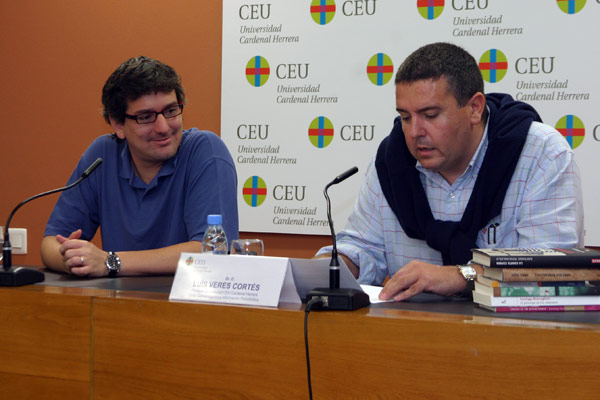 El escritor Santiago Roncagliolo, junto al profesor Luis Veres, durante su charla a los alumnos de Periodismo.